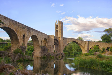 Obraz premium Bridge across EL Fluvia River in Besalu