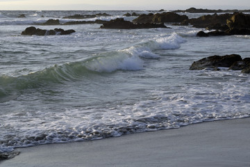 Fototapeta na wymiar Waves breaking on the shore