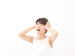 頭を抱える女性