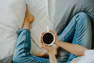 junge Frau mit Tee im Bett
