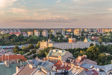 Lublin z lotu ptaka. Krajobraz miasta z widocznym zamkiem w świetle zachodzącego słońca.