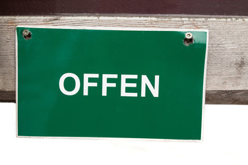 grünes Schild mt der Aufschrift 'offen'