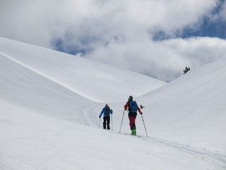 Fototapeta na wymiar skieur de randonnée en montagne et neige