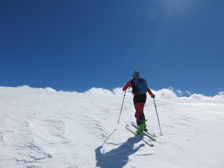 Fototapeta na wymiar skieur de randonnée en montagne et neige