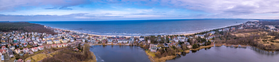 Fototapeta na wymiar Panoramaluftbild von Bansin mit dem Schloonsee im Vordergrund, Ostsee im Hintergrund