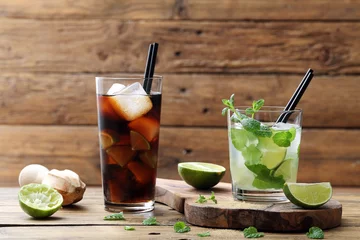 Photo sur Plexiglas Cocktail cocktail o bevanda alcolica con lime menta e ghiaccio 