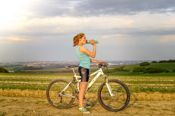 Obraz premium belle jeune fille en pause pour boire