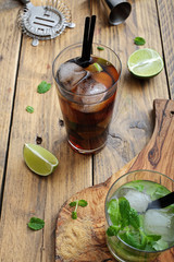 cocktail o bevanda alcolica con lime menta e ghiaccio 