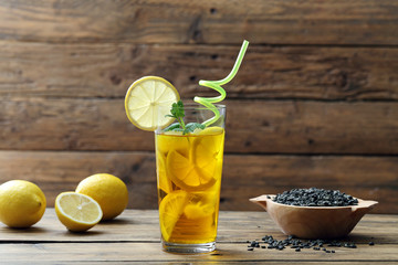 te' ghiacciato con limone bicchiere su sfondo di legno rustico