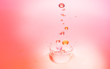dynamische Wassertropfen in rot