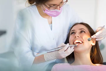 Foto op Plexiglas Tandarts Tandarts en patiënt in tandartspraktijk