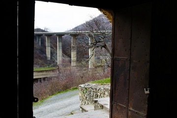 Вид на мост через реку Ведзатхеви, Грузия.