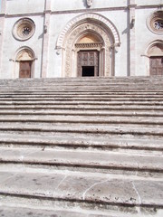 Scalinata e portale cattedrale medievale di Todi