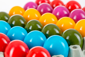 bunte schöne ostereier in verschiedenen farben auf einem tablett
