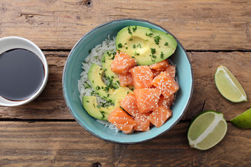 salmone crudo insalata con riso e avocado su tavolo di cucina rustico