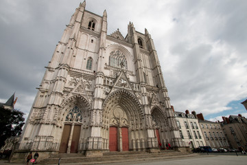 Fototapeta na wymiar Vue sur la cathédrale Saint-Pierre de Nantes en France
