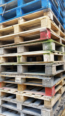 palettes industrielles empilées en bois