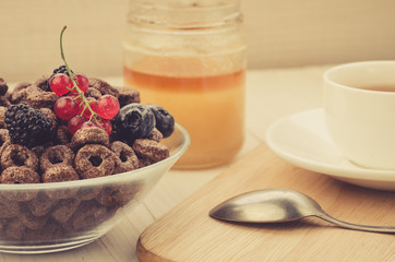flakes with berries, tea and honey/flakes with berries, tea and honey. Selective fokus