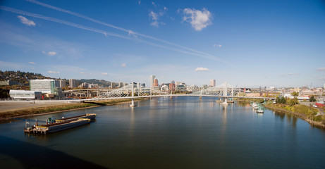 Obraz premium Panoramic View Portland Bridge Willamette River Barges