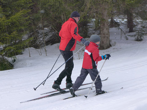 Vater und Sohn beim Skilanglauf