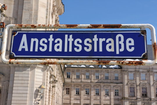Stra&szlig;ennamensschild in Ebrach: Anstaltsstra&szlig;e 
