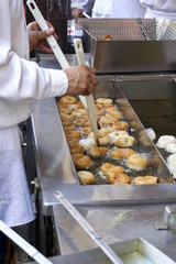 Friendo buñuelos de calabaza