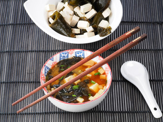 SOPA MISO – MISO SOUP     Miso soup is a traditional japanese soup. Miso paste, tofu, wakame seaweed are the main ingredients. © efesan