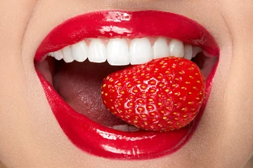 Lippen. Frau mit rotem Lippenstift und Erdbeere © puhhha