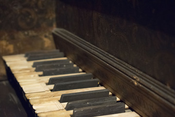 Fototapeta na wymiar old piano
