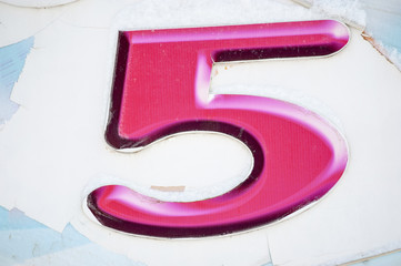 Numero 5 di colore porpora