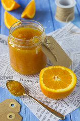 Vasetto di marmellata di agrumi con arance a pezzi sul tavolo