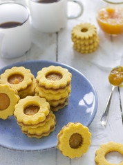 Piatto di biscotti di farina gialla e tavolo imbandito per colazione