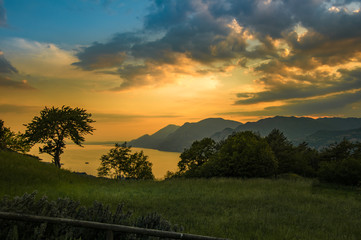 Sonnenuntergang am Gardasee. Unterhalb des Monte Baldo über Malcesine gelegen augenommen.
