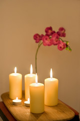 kerzen beim spa in entspannter atmosphäre mit orchidee