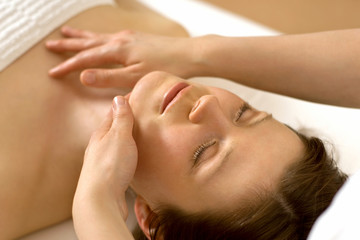 frau genießt gesichtsmassage