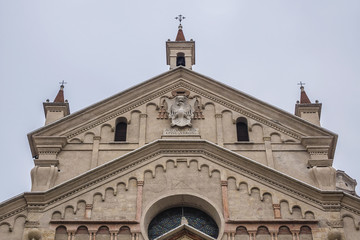 Fototapeta premium Verona Cathedral (Cattedrale Santa Maria Matricolare or Duomo di Verona) - Romanesque style Catholic cathedral in Verona, northern Italy, dedicated to the Blessed Virgin Mary. Italy.