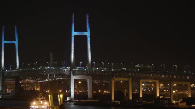 横浜ベイブリッジと横浜港の夜景 パン 右から左  02
