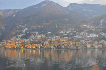 Pequena cidade italiana à beira do lago Como