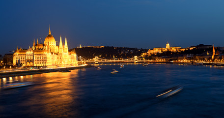 Obraz premium Late night panorama of Danube river with Parliament building, Budapest