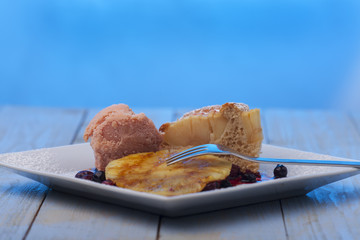 Gegrillte Ananas mit Eis auf einem Teller