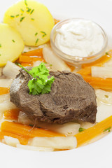 Tafelspitz auf einem Teller mit Gemüse