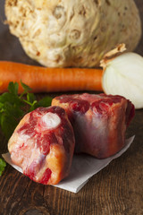 Roher Ochsenschwanz mit Zutaten