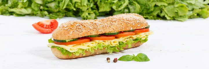 Sandwich Baguette Vollkorn Brötchen belegt mit Käse Banner auf Holzbrett