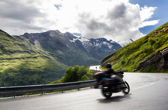 Fototapeta Two bikers in motion