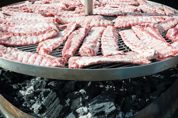 Primer plano de carne a la brasa con carbon vegetal