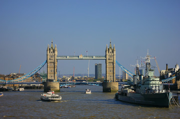 Fototapeta na wymiar vue de façe du tower bridge sous le soleil de Londres
