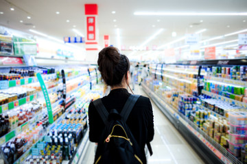 買い物をする女性