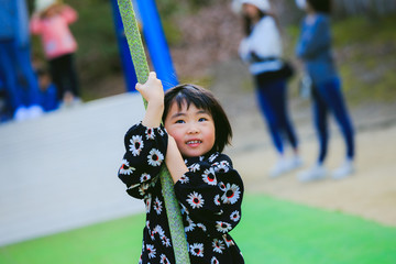 公園で遊ぶ女の子