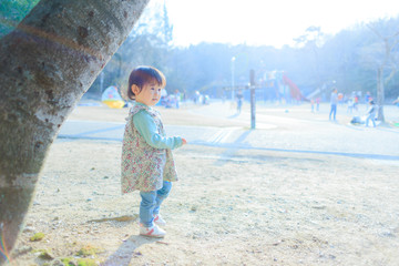 屋外で遊ぶ子供