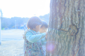 Naklejka premium 屋外で遊ぶ子供